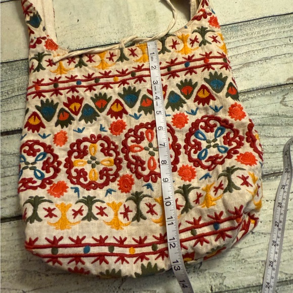 Embroidered colorful pattern crossbody purse. - Picture 4 of 7